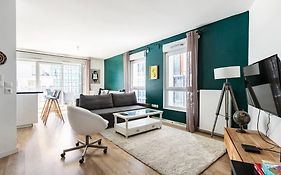 Grand Appartement , Paris La Defense Arena, 50 Metres De La Gare, 15 Min Champs Elysees